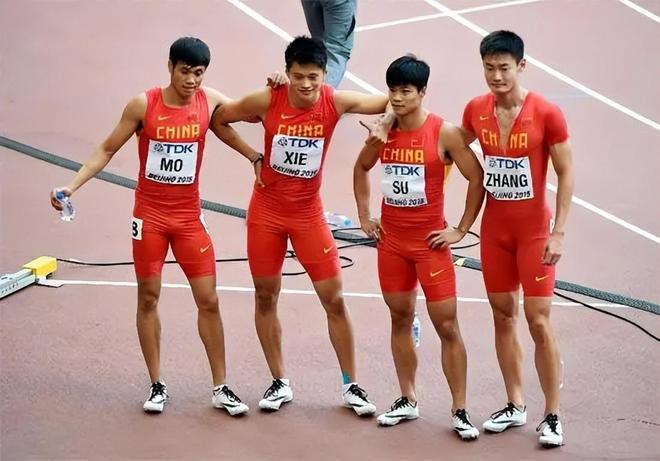 初三男生校運會(huì )跳高突破，輝煌時(shí)刻定格在1.91米