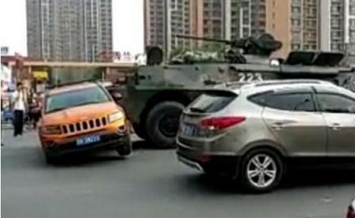 司機們神同步為軍車(chē)隊讓行，軍民團結的力量展現